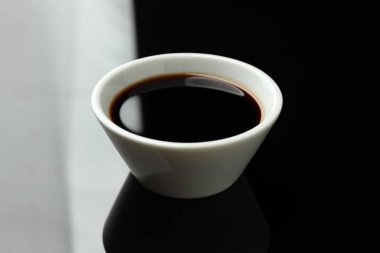 Siyah ayna masasında soya sosu, yakın plan.
