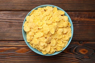 Tahta masadaki kasede lezzetli mısır gevrekleri, üst manzara.