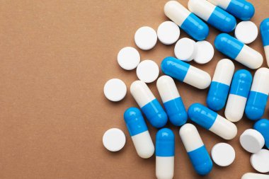 Kahverengi arka planda bir sürü hap var. Metin için boşluk