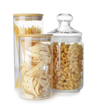 Beyaz kavanozlardaki farklı makarna türleri.