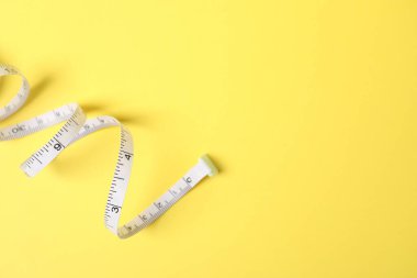 Sarı arka planda bir ölçü bandı, üst manzara. Metin için boşluk