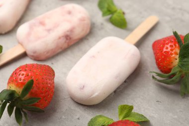 Lezzetli donmuş yoğurt, çilek ve nane şekeri, yakın plan.