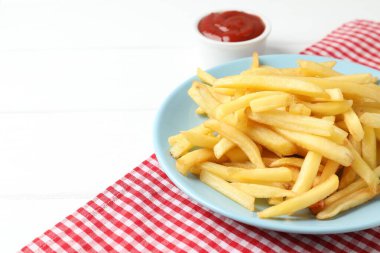 Beyaz ahşap masada ketçaplı patates kızartması, yakın plan. Metin için boşluk