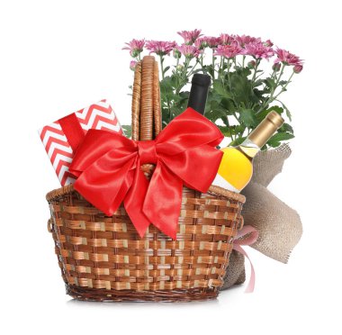 Şarap, hediye kutusu ve beyaz arka planda saksı çiçekli bir sepet.