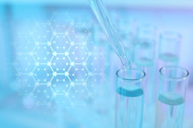 Örneği test tüpüne atmak, altıgen karbon atomları örgüsüyle çifte maruz kalmak. Biyokimya araştırmaları
