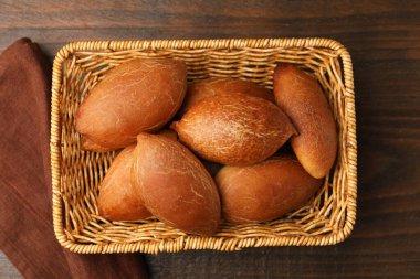 Tahta masada, sepetin içinde nefis fırınlanmış köfteler.