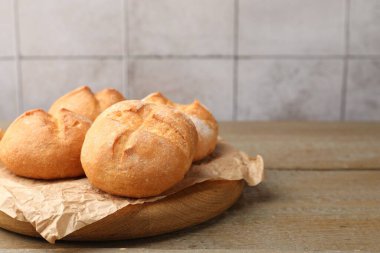 İçerideki ahşap masada taze pişmiş lezzetli çörekler, yakın plan. Metin için boşluk