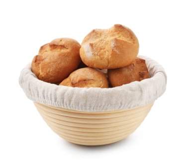 Lezzetli taze pişmiş çörekler beyaz kasede izole edilmiş.