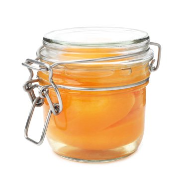 Cam kavanozdaki lezzetli şeftali konserveleri beyaza izole edilmiş.