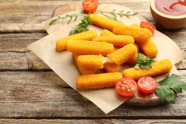 Ketçap, domates ve maydanozla servis edilen kızarmış peynir çubukları.