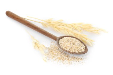 Kaşık kepekli yulaf ve çiviler beyaza izole edilmiş.