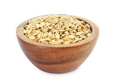 Tahta kasedeki yulaf gevrekleri beyazda izole edilmiş.