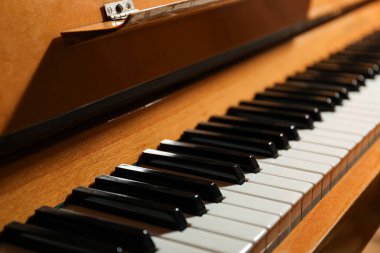 Piyano tuşlarının yakın görüntüsü. Müzik aleti