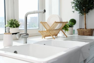 Modern lavabo, mutfak penceresinin yanında su musluğu, yakın çekim. İç tasarım