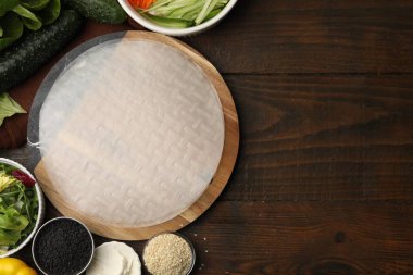 Pilav kâğıdı çarşafları ve ahşap masada taze ürünler. Metin için boşluk