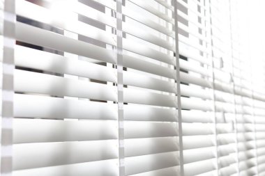 Kapalı panjurlu pencere, yakın çekim manzaralı.