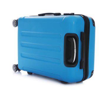 Açık mavi bir bavul beyaz üzerine izole edilmiş.