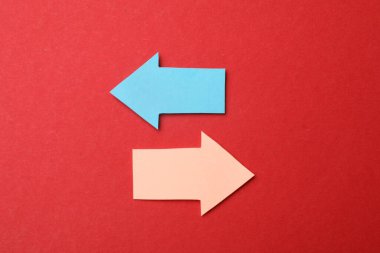 Kırmızı zemin üzerinde renkli kağıt oklar, düz yatıyordu