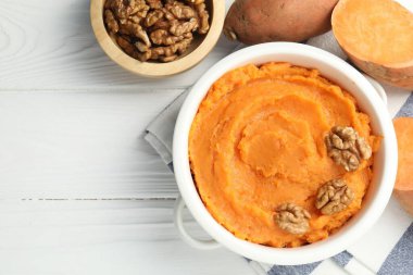 Beyaz ahşap masada servis edilen fındıklı tatlı patates püresi. Metin için boşluk