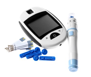 Diyabet. Dijital glukometre, test şeritleri, mızraklar ve kalem beyaza izole edilmiş.