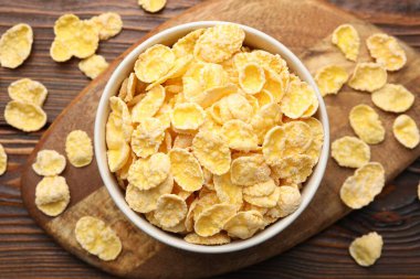 Tahta masadaki kasede lezzetli mısır gevrekleri, üst manzara.