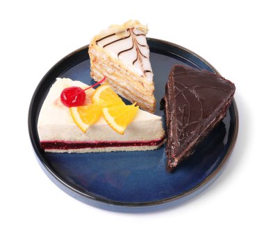 Beyaz üzerine izole edilmiş çeşitli pastaların parçaları