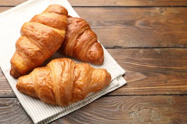 Puf böreği. Ahşap masada taze kruvasanlar, manzaranın üstünde. Metin için boşluk