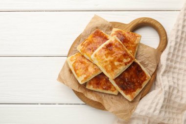Beyaz ahşap masada nefis puf börekler, üst manzara. Metin için boşluk