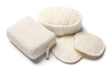 Banyo bezi ve lif süngeri beyaza izole edilmiş.