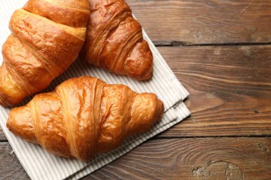 Puf böreği. Tahta masada taze kruvasanlar, üst manzara. Metin için boşluk