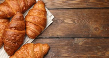 Puf böreği. Tahta masada taze kruvasanlar var, düz yerde. Metin için boşluk