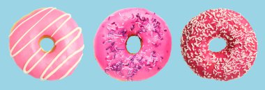 Açık mavi arkaplanda nefis, parlak çörekler, set