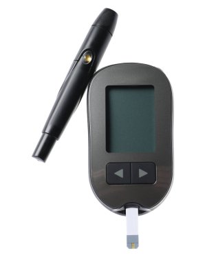 Diyabet. Test şeridi ve mızrak kalemi beyaz üzerine izole edilmiş dijital glukometre