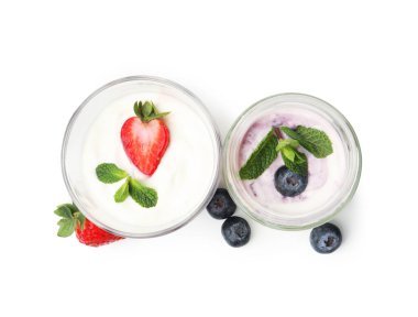 Çilekli lezzetli yoğurt, nane ve yaban mersini beyaza izole edilmiş.