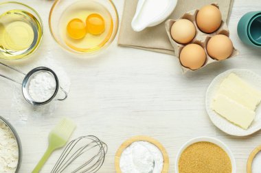 Kabartma tozu ve beyaz ahşap masa üzerindeki diğer malzemelerden yapılmış çerçeve düz yatıyordu. Metin için boşluk