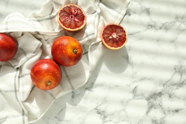 Taze olgun Sicilya portakalları beyaz mermer masada, düz yerde. Metin için boşluk