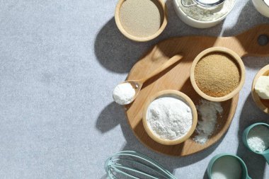 Kabartma tozu ve gri masada hamur yapmak için diğer malzemeler. Metin için boşluk