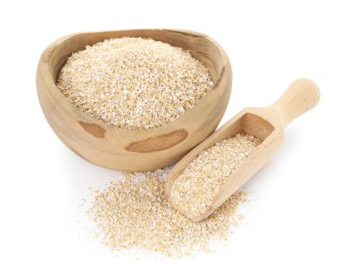 Yulaf kepçesi kepçesi ve kase beyazda izole.