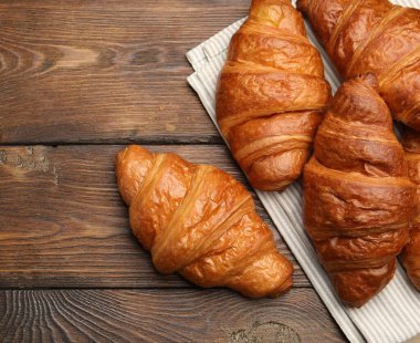 Puf böreği. Tahta masada taze kruvasanlar, düz yatıyordu.