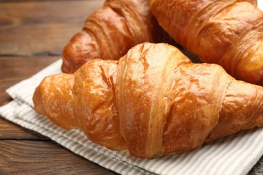 Puf böreği. Tahta masada taze kruvasanlar, yakın plan.