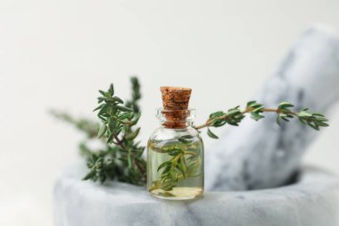 Kekik yağı ve taze bitkiler havanda, yakın çekim