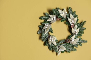 Renk duvarında güzel Noel çelengi, metin için boşluk