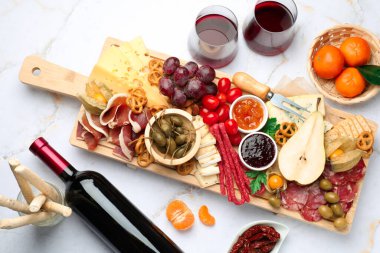 Bir sürü aperatif ve şaraplı şarküteri tahtası açık mermer masada, düz yatıyordu.