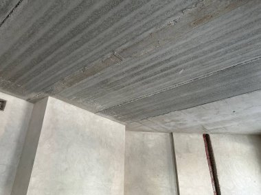 Beton tavan, oda tadilatı için hazırlandı. Düşük açılı manzara.