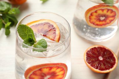 Sicilya portakallı nefis bir içecek ve açık ahşap masada nane şekeri. Yakın plan.