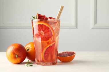 Bardakta Sicilya portakalı ve açık ahşap masada taze meyveli nefis bir içecek, yakın plan. Metin için boşluk