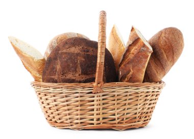 Hasır sepetteki farklı ekmek türleri beyaz üzerine izole edilmiş.