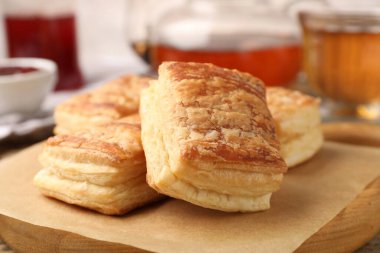 Lezzetli puf börekleri, reçel ve çay masada, yakın plan.