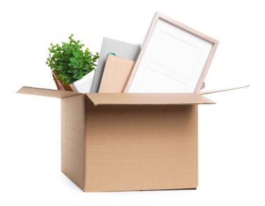 Dağılabilirsiniz. Kişisel ofis eşyalarının kutusu beyaza izole edilmiş.