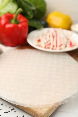 Pilav kağıtları ve taze ürünler beyaz masada, yakın plan.